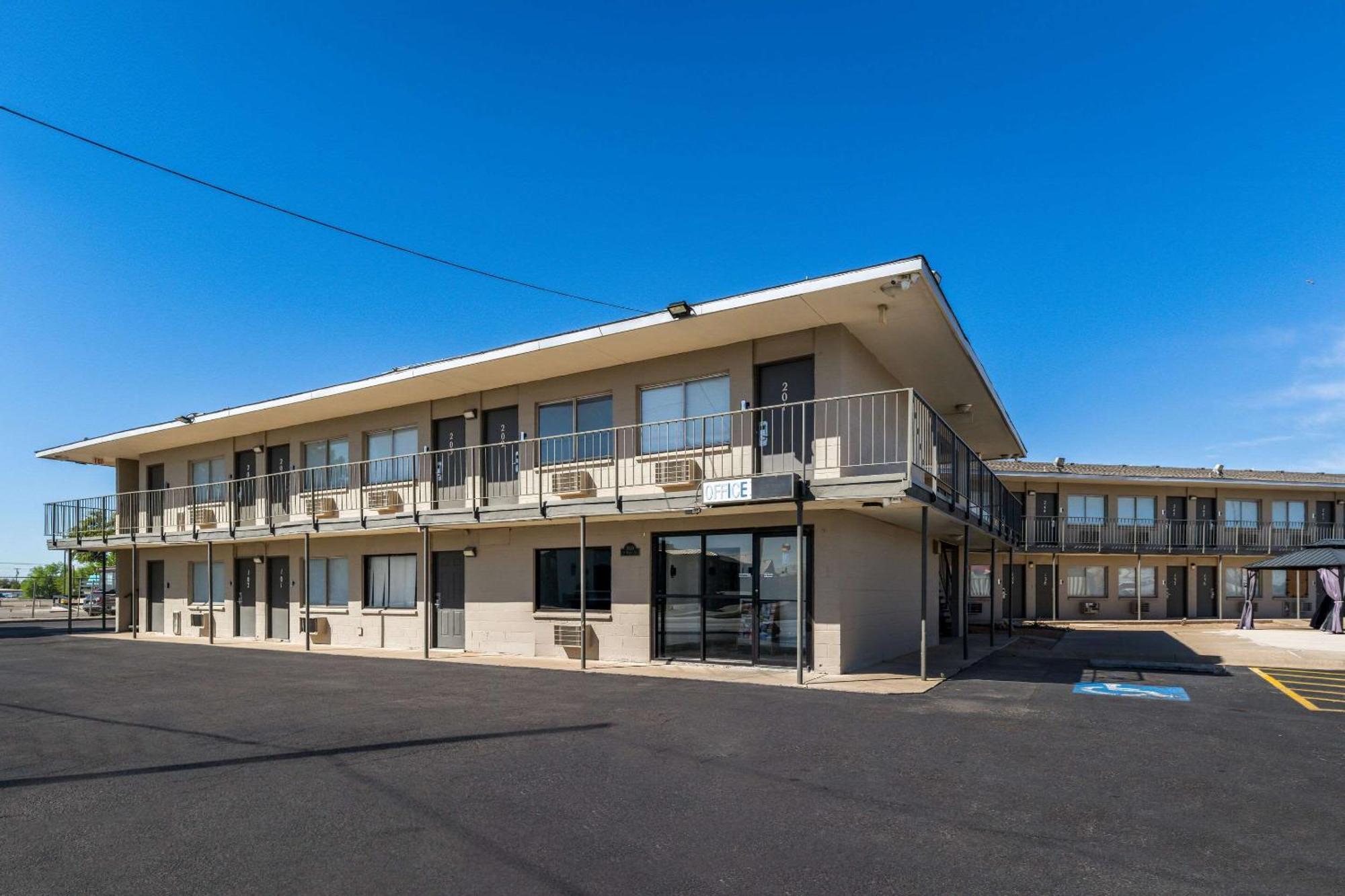 Rodeway Inn Midland Exterior photo